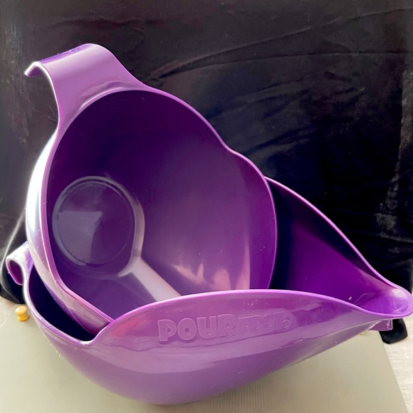 New POURfect Set of 2 Spill Poof Bowls w/Measurements inside of bowl - Picture 2 of 9